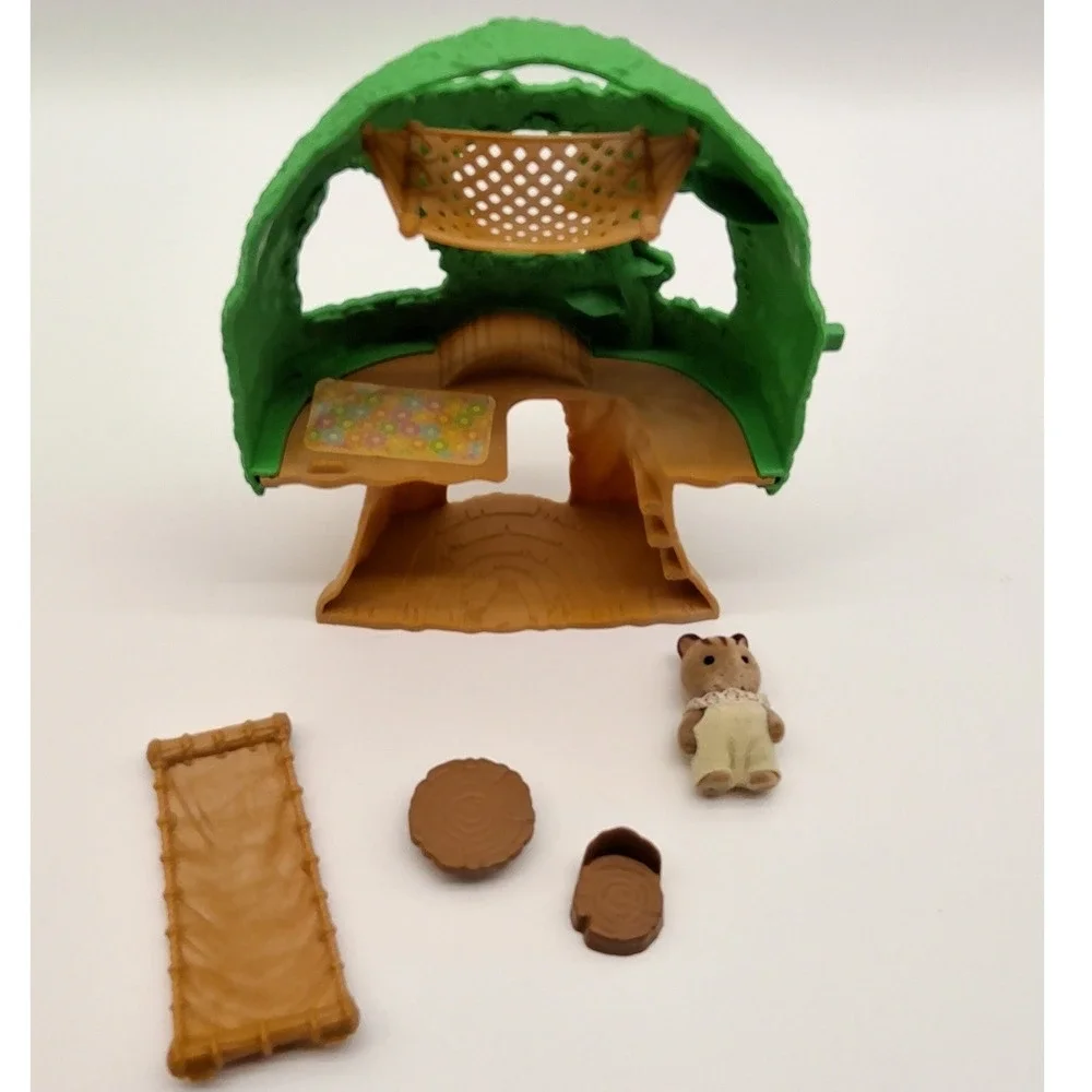 Calico Critters Families Baby Tree House Playset Walnut Squirrel Baby Shows Wear